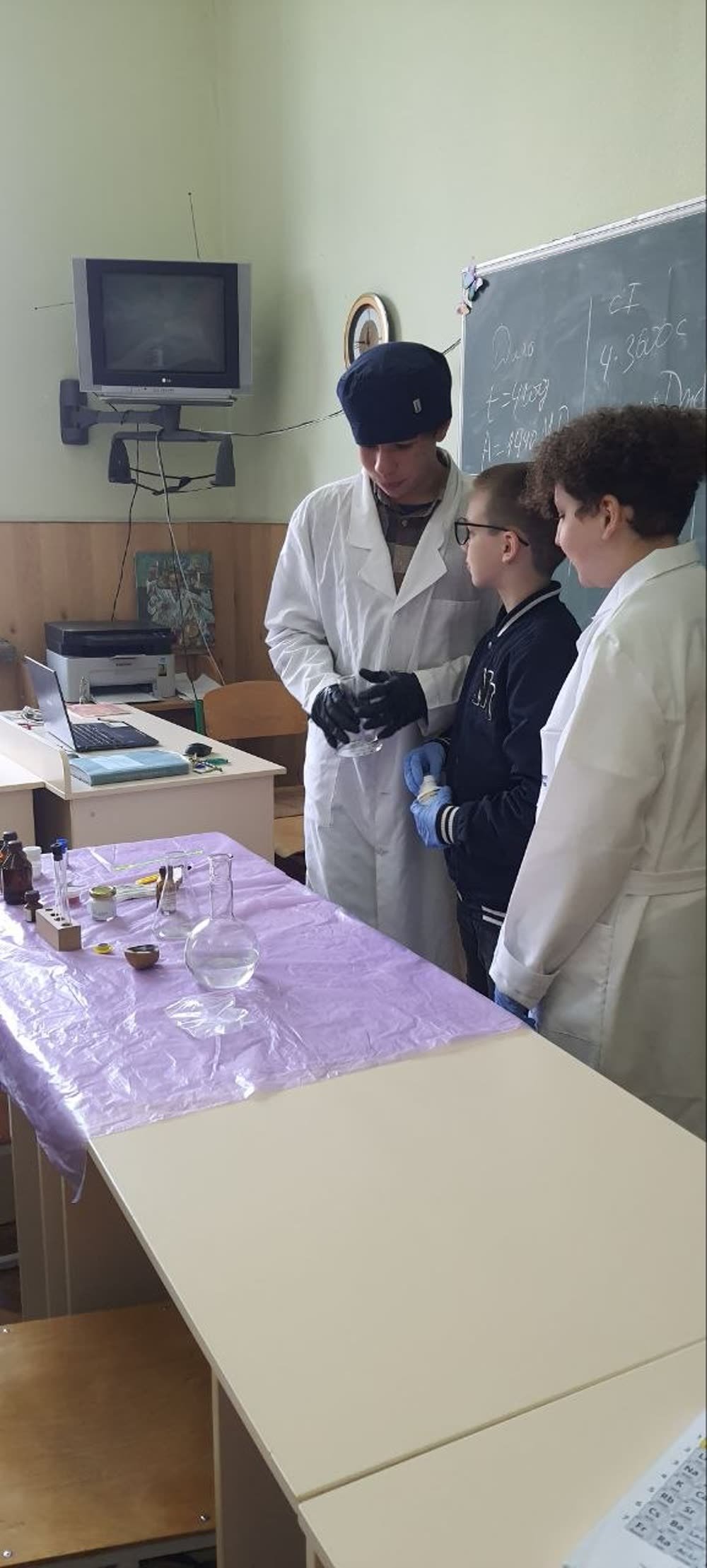 Дослід на уроці хімії